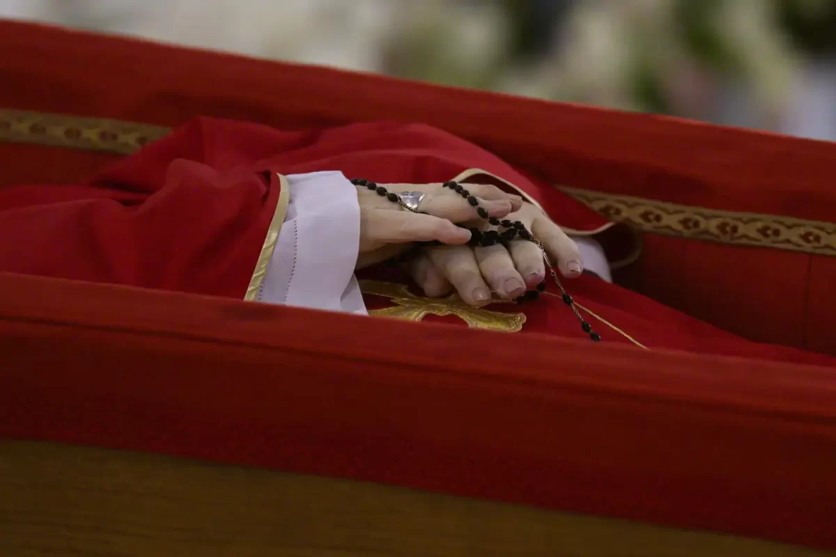 Así fue el delicado embalsamamiento que preserva su cuerpo en el Vaticano